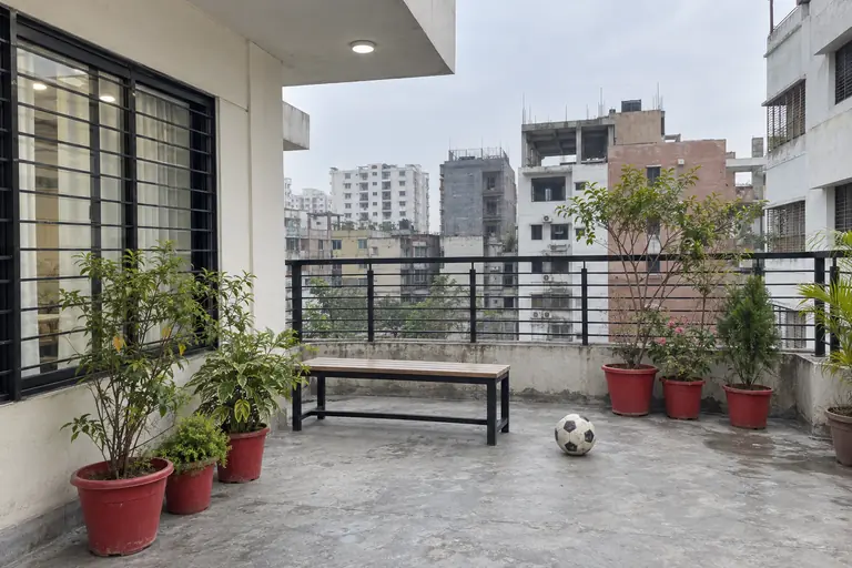 প্রতীকী ছবি: ফুটবল ও গাছসহ স্কুলের ছাদে খেলার জায়গা